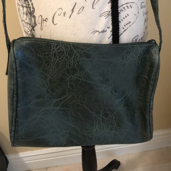 💚 Perry Ellis Vintage leather, goldtone logo medallion crossbody bag - Picture 5 of 12